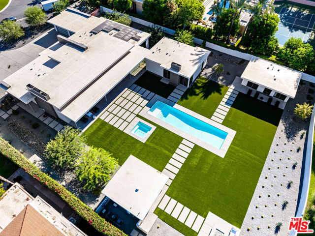 6 Big Sioux Road, Rancho Mirage CA: https://media.crmls.org/mediaz/bada5150-b13e-4459-a042-ef2278d98d34.jpg