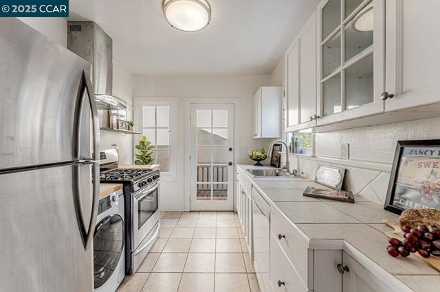 654 Mandana Blvd, Oakland, California 94610, 1 Bedroom Bedrooms, ,1 BathroomBathrooms,Condominium,For Sale,Mandana Blvd,41086148