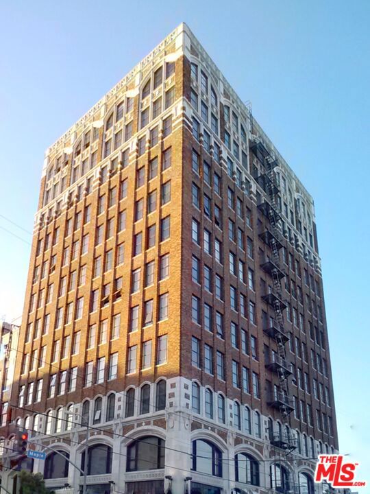 315 E 8th Street, Los Angeles CA: https://media.crmls.org/mediaz/badc6282-6d77-4d07-880b-7337c1bdc3c3.jpg