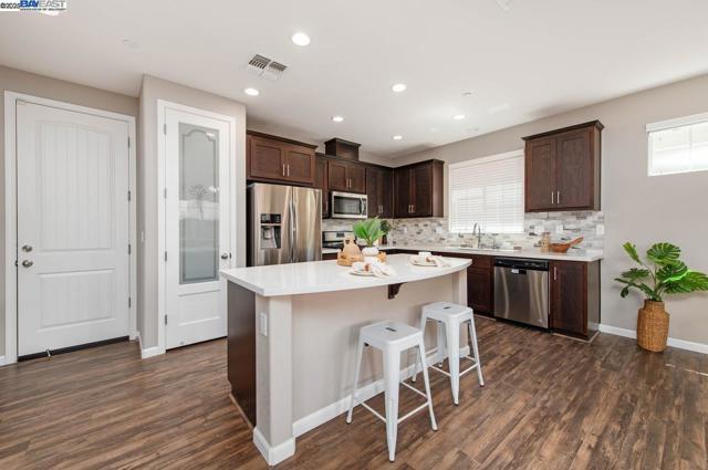 397 Baja Ct, Brentwood CA: https://media.crmls.org/mediaz/badc65e7-7359-45e0-b551-accd1fb53b76.jpg