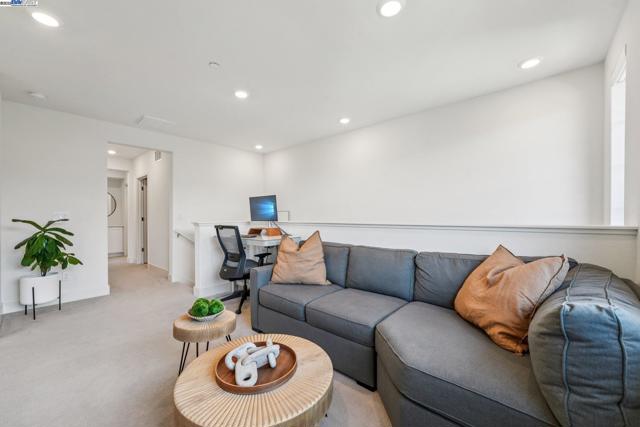 5860 Midnight Place, Dublin CA: https://media.crmls.org/mediaz/badd2386-9714-4906-a144-383ccd587406.jpg