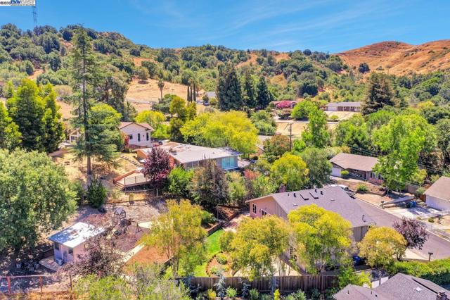 382 Castello Rd, Lafayette CA: https://media.crmls.org/mediaz/badd6079-6ff1-4c22-bcbb-c0a741747fe4.jpg