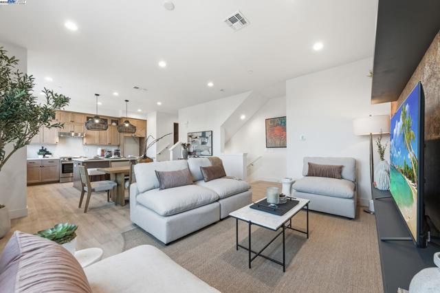 1660 Clement Avenue, Alameda CA: https://media.crmls.org/mediaz/badf9a76-bd11-43ff-99fc-755e76c801ed.jpg