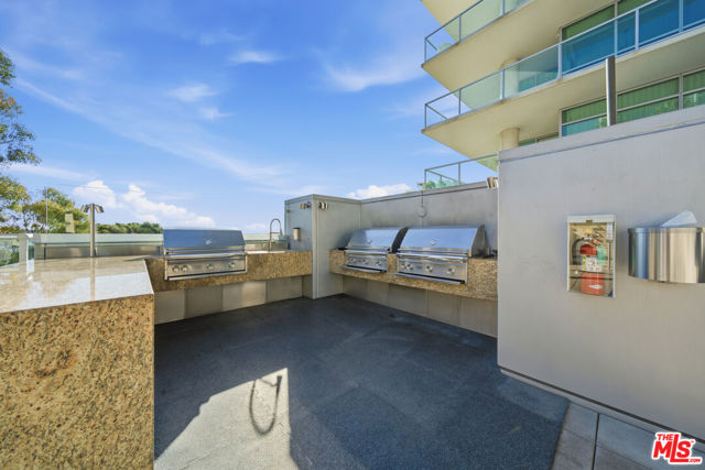 13700 Marina Pointe Drive, Marina del Rey CA: https://media.crmls.org/mediaz/bae0030a-efd6-4286-8561-1d917bdc7927.jpg