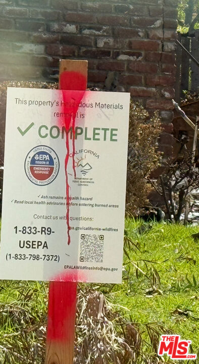 16327 Akron Street, Pacific Palisades CA: https://media.crmls.org/mediaz/bae0b572-a1e5-459a-b253-d00c9d60ca62.jpg