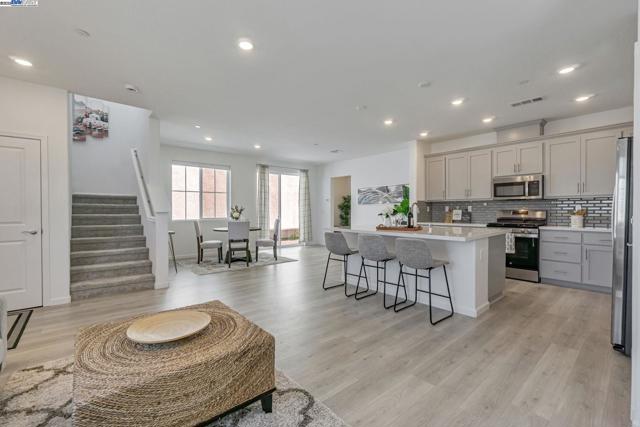 2044 Cottonwood St, Pittsburg CA: https://media.crmls.org/mediaz/bae0e63b-e073-4d44-973b-fbf225b8baa2.jpg