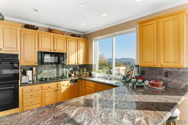 1566 Plantation Way, El Cajon CA: https://media.crmls.org/mediaz/bae143d1-04fc-4b71-b604-22229a60c990.jpg