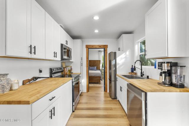 5429 Fairview Place, Agoura Hills CA: https://media.crmls.org/mediaz/bae14ee6-1b68-44b4-aebe-410a96d02c17.jpg