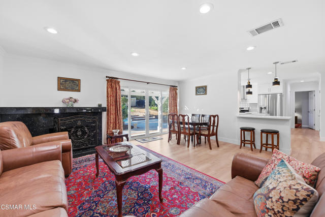 952 Carefree Drive, Simi Valley CA: https://media.crmls.org/mediaz/bae19099-1a57-43c9-8350-58033826929b.jpg