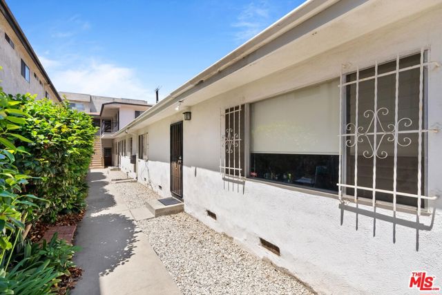 1825 Purdue Avenue, Los Angeles CA: https://media.crmls.org/mediaz/bae197b3-ca7a-4296-a975-b433ae9d1fb5.jpg