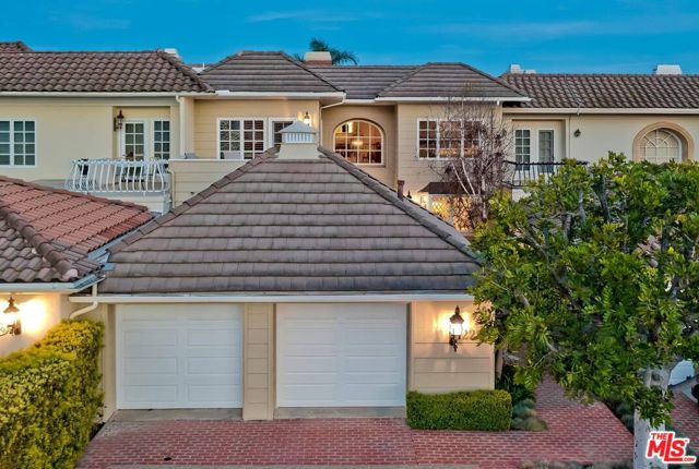 2286 Canyonback Road, Los Angeles CA: https://media.crmls.org/mediaz/bae1ee6b-0891-4e95-9eaf-43f7f7123500.jpg