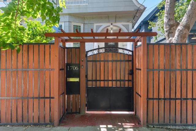 1706 Fairview St, Berkeley CA: https://media.crmls.org/mediaz/bae229d7-2ec2-423f-b0c0-09238d321084.jpg