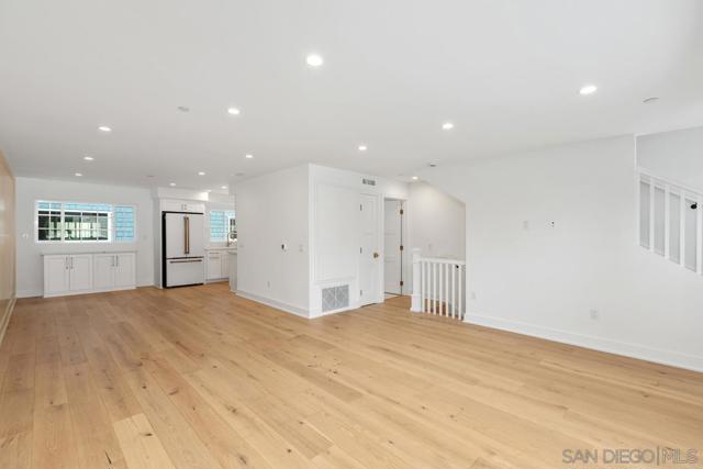 551 Orange Ave, Coronado CA: https://media.crmls.org/mediaz/bae25f46-6cb7-4575-a8b3-9b1c70014196.jpg