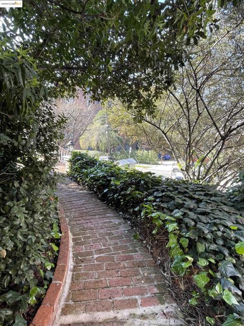 290 Park View Terrace, Oakland CA: https://media.crmls.org/mediaz/bae288f6-ac0f-4905-bbaa-00608a685eda.jpg