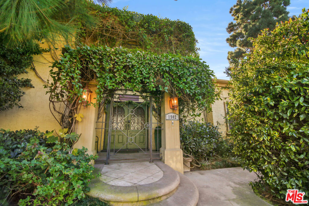 1902 Granville Avenue