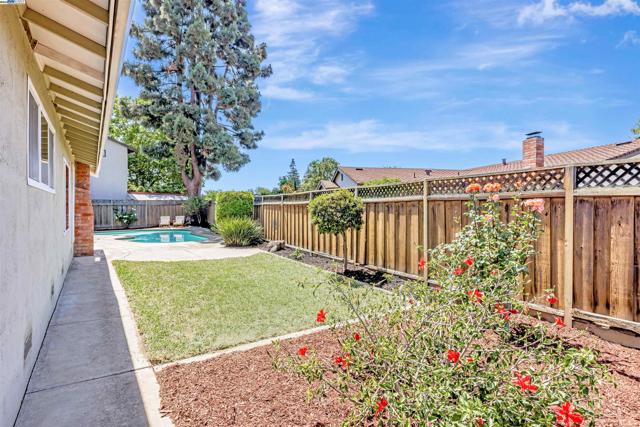 3335 Cornish Ct, Fremont CA: https://media.crmls.org/mediaz/bae304c3-0bfa-4c9c-a1ac-d0366ff26ffe.jpg