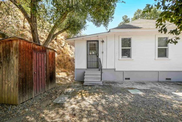 75 Kilkare Rd, Sunol CA: https://media.crmls.org/mediaz/bae32b14-04bf-4bbb-a397-db47d8163220.jpg