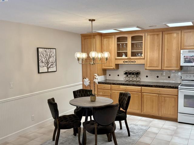2217 Ptarmigan Dr, Walnut Creek CA: https://media.crmls.org/mediaz/bae3d44a-1081-4da5-9969-135ac122d843.jpg