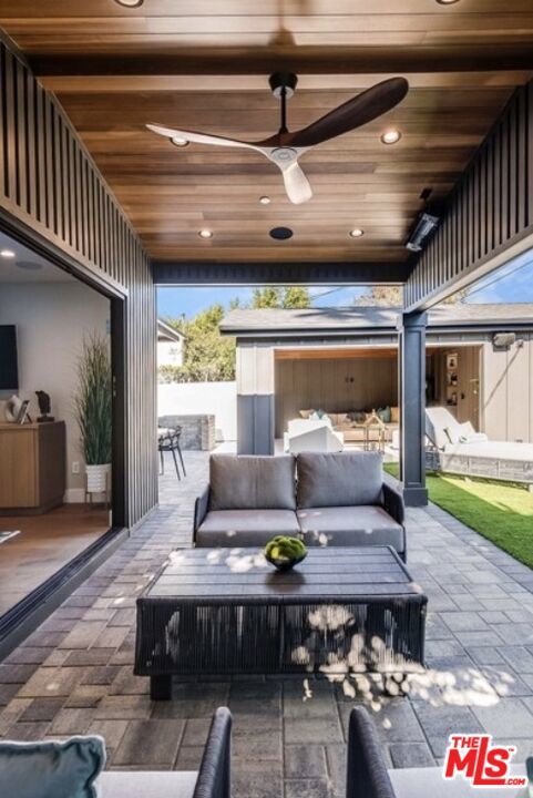622 N La Jolla Avenue, Los Angeles CA: https://media.crmls.org/mediaz/bae3f295-35c5-4c3f-96be-e1262048034c.jpg