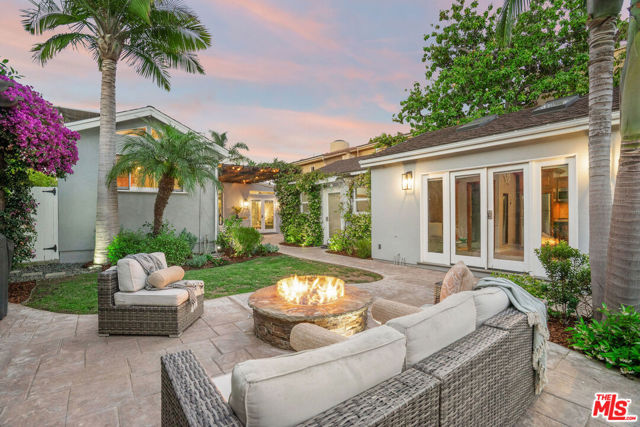 1116 Stanford Street, Santa Monica CA: https://media.crmls.org/mediaz/bae497f6-43e3-41e3-92f1-54a7c2d106b4.jpg