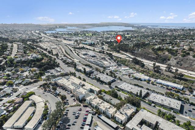 4887 Bella Pacific Row, San Diego CA: https://media.crmls.org/mediaz/bae61a42-07f1-4e1f-bac5-7a6a95eea4af.jpg