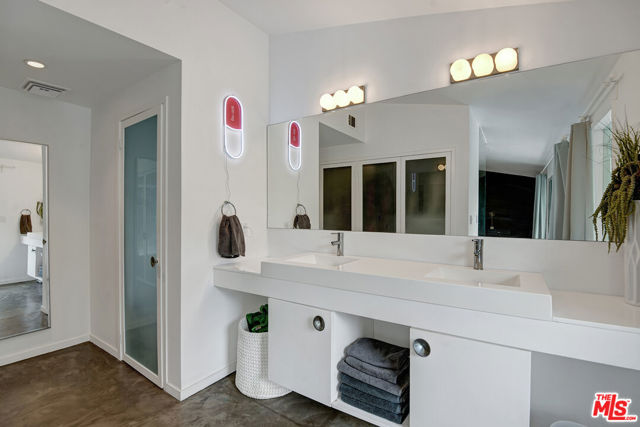 1155 E Mesquite Avenue, Palm Springs CA: https://media.crmls.org/mediaz/bae719e7-7853-41d4-b62a-cc1b463b8f16.jpg