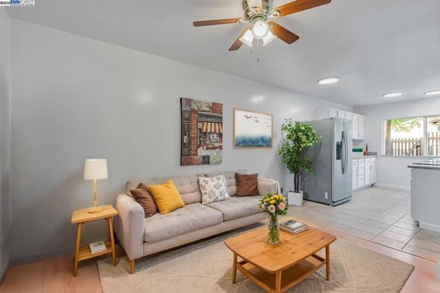 208 Siskiyou Ct, Walnut Creek CA: https://media.crmls.org/mediaz/bae7480d-a860-428c-af44-6fa2d5c79113.jpg