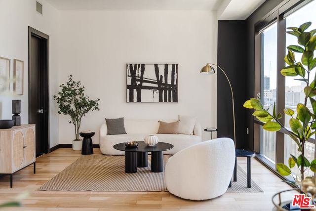 655 S Hope Street, Los Angeles CA: https://media.crmls.org/mediaz/bae7b581-d8b1-4ffe-93ca-c64701905c79.jpg