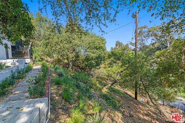 3200 Oakley Drive, Los Angeles CA: https://media.crmls.org/mediaz/bae839b4-dbc9-4950-90d3-c42b494319de.jpg