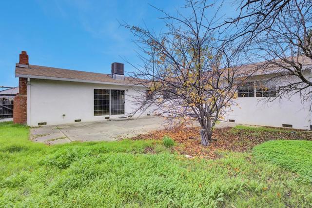 8734 Hermosa Court, Stockton CA: https://media.crmls.org/mediaz/bae857a8-5ecc-4b4e-9775-28a98b311cd6.jpg