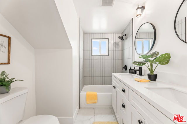 426 N Pacific Avenue, San Pedro CA: https://media.crmls.org/mediaz/bae95472-1cf6-4821-a46e-a1652d42f5c4.jpg