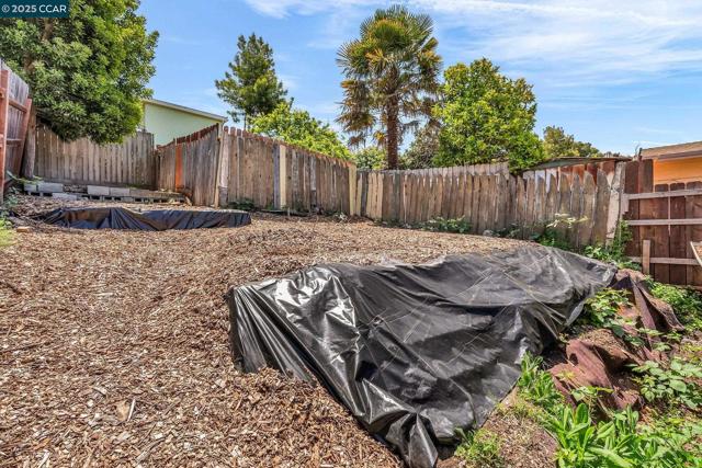 2150 35Th Ave, Oakland CA: https://media.crmls.org/mediaz/baea0d05-42ad-4a66-8142-b9670c1a019c.jpg