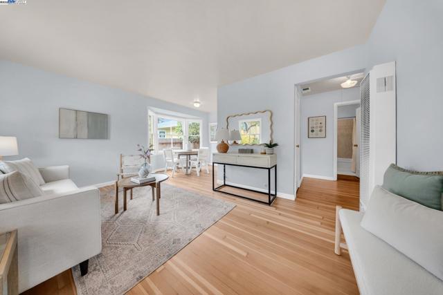 1811 3rd St, Alameda CA: https://media.crmls.org/mediaz/baeb6ed3-796b-4ac1-a6f3-60ba7c03ab5f.jpg