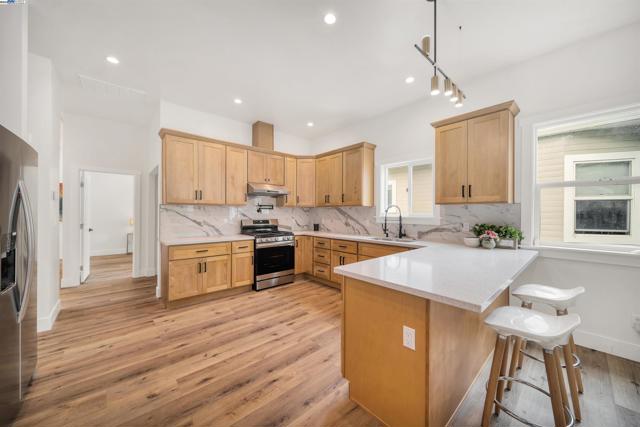 3031 Logan St, Oakland CA: https://media.crmls.org/mediaz/baeb9735-d433-4a3a-872e-798d8a4ce8b8.jpg