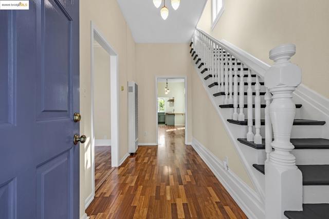 861 20Th St, Oakland CA: https://media.crmls.org/mediaz/baebb716-533f-4658-b2d6-0bba8d70a6e5.jpg