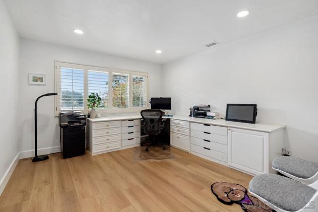 7645 Caminito Coromandel, La Jolla CA: https://media.crmls.org/mediaz/baebdddb-b5db-456c-b122-06f2d3284928.jpg