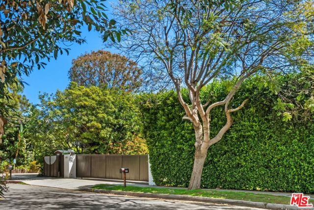 400 Chautauqua Boulevard, Pacific Palisades CA: https://media.crmls.org/mediaz/baebf338-71ef-4083-a495-f3582e5fb17c.jpg