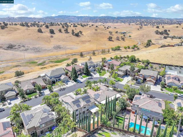 2593 Camel Back Rd, Brentwood CA: https://media.crmls.org/mediaz/baec618c-217f-4187-b57a-5e960c5d03c7.jpg