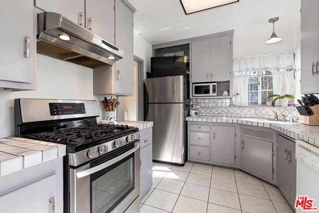 2218 S Genesee Avenue, Los Angeles CA: https://media.crmls.org/mediaz/baec738a-6838-40d7-8174-e6eae51d23b0.jpg