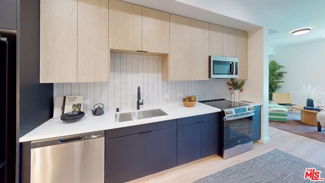 3004 Sunset Boulevard, Los Angeles CA: https://media.crmls.org/mediaz/baec7524-09c2-46cb-9bb5-4767e13db6ba.jpg