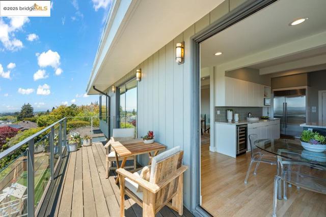 310 Pacific Ave, Piedmont CA: https://media.crmls.org/mediaz/baecd9e3-5a87-422e-a1ac-093bd13a49ce.jpg