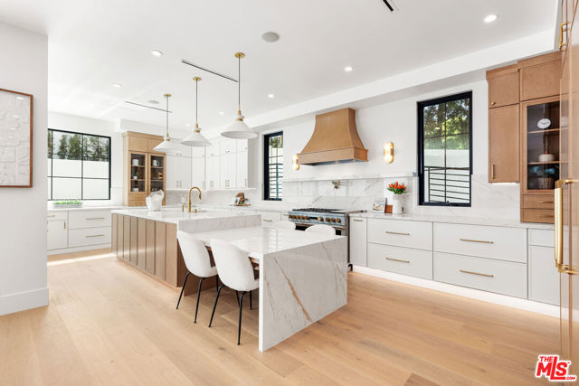 2565 Patricia Avenue, Los Angeles CA: https://media.crmls.org/mediaz/baed49a7-3d26-48f5-afc2-e865a1592d60.jpg