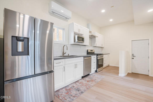 5040 Island View Street, Oxnard CA: https://media.crmls.org/mediaz/baef415e-6246-4783-82ad-d7d1b86c960d.jpg