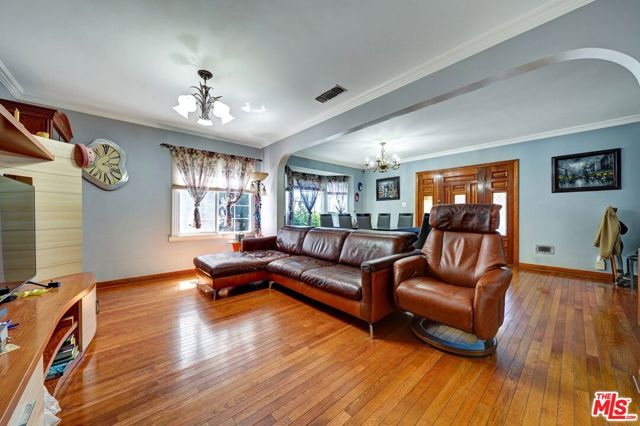 844 N Poinsettia Place, Los Angeles CA: https://media.crmls.org/mediaz/baf11524-80d4-446f-9128-45be843cddc4.jpg