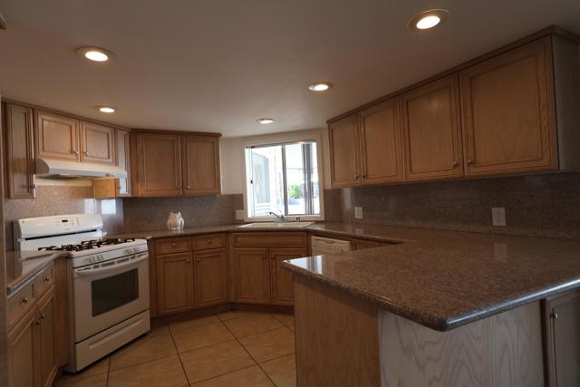 39880 Palm Greens Parkway, Palm Desert CA: https://media.crmls.org/mediaz/baf1275f-9163-402e-bb37-7564a7914cfe.jpg