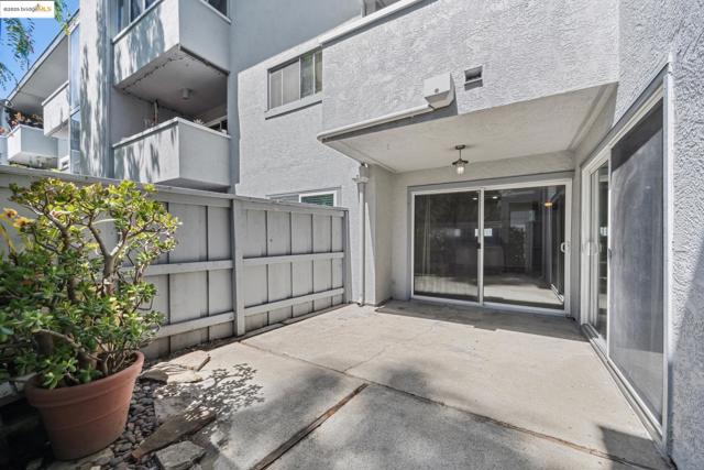 325 Kitty Hawk Rd, Alameda CA: https://media.crmls.org/mediaz/baf2140a-a156-4644-a438-9f95f9c6e2d5.jpg