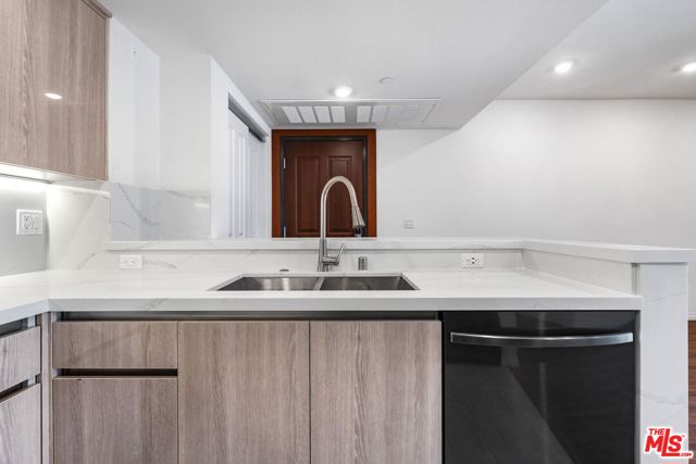 5245 Santa Monica Boulevard, Los Angeles CA: https://media.crmls.org/mediaz/baf219b8-edd0-47b4-b5fb-1dc0433404d4.jpg