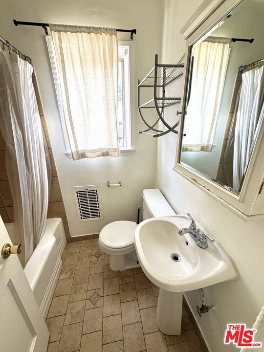 11928 Magnolia Boulevard, Valley Village CA: https://media.crmls.org/mediaz/baf275a6-7a9e-48da-8faa-f8d62b221db8.jpg