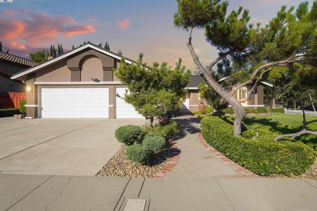 3211 Harvey Ct, Pleasanton CA: https://media.crmls.org/mediaz/baf288df-50dd-4588-a4f5-20df531ec068.jpg