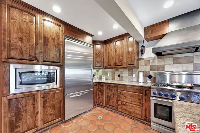 19805 Valley View Drive, Topanga CA: https://media.crmls.org/mediaz/baf33728-6eaa-484c-9d8f-9860fd68abe7.jpg